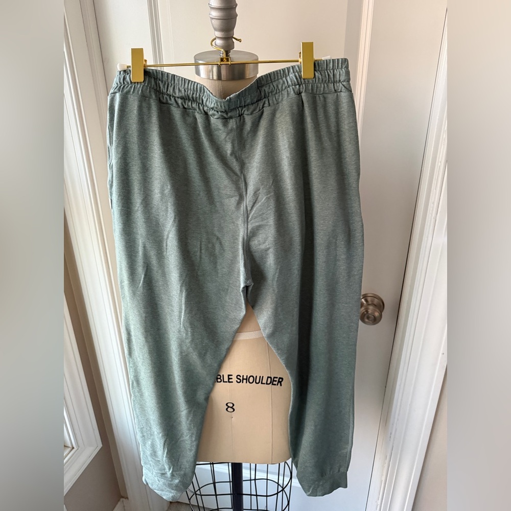 Vuori Women’s Performance Joggers - Picture 8 of 9